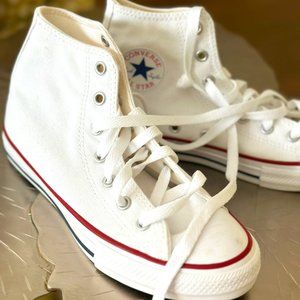Converse Chuck Taylor All-Stars: NEW, white, size US 2.5 (kids)